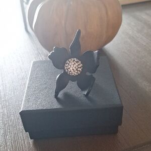 Elegant Black Floral Ring with Silver Accents